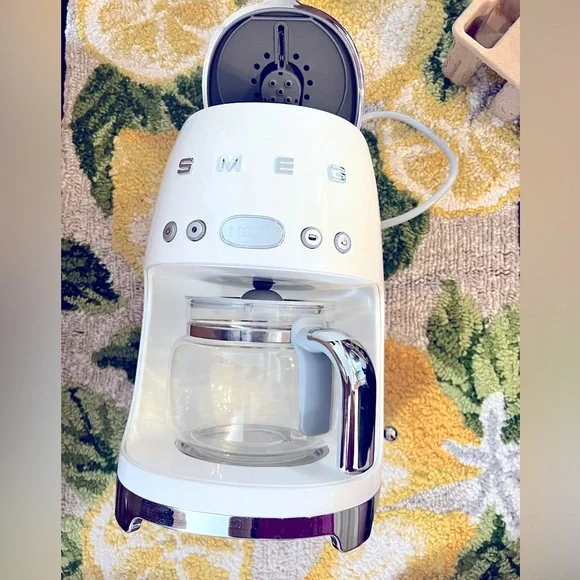 SMEG Drip Coffee Maker, 10-cup - Picture 3 of 16